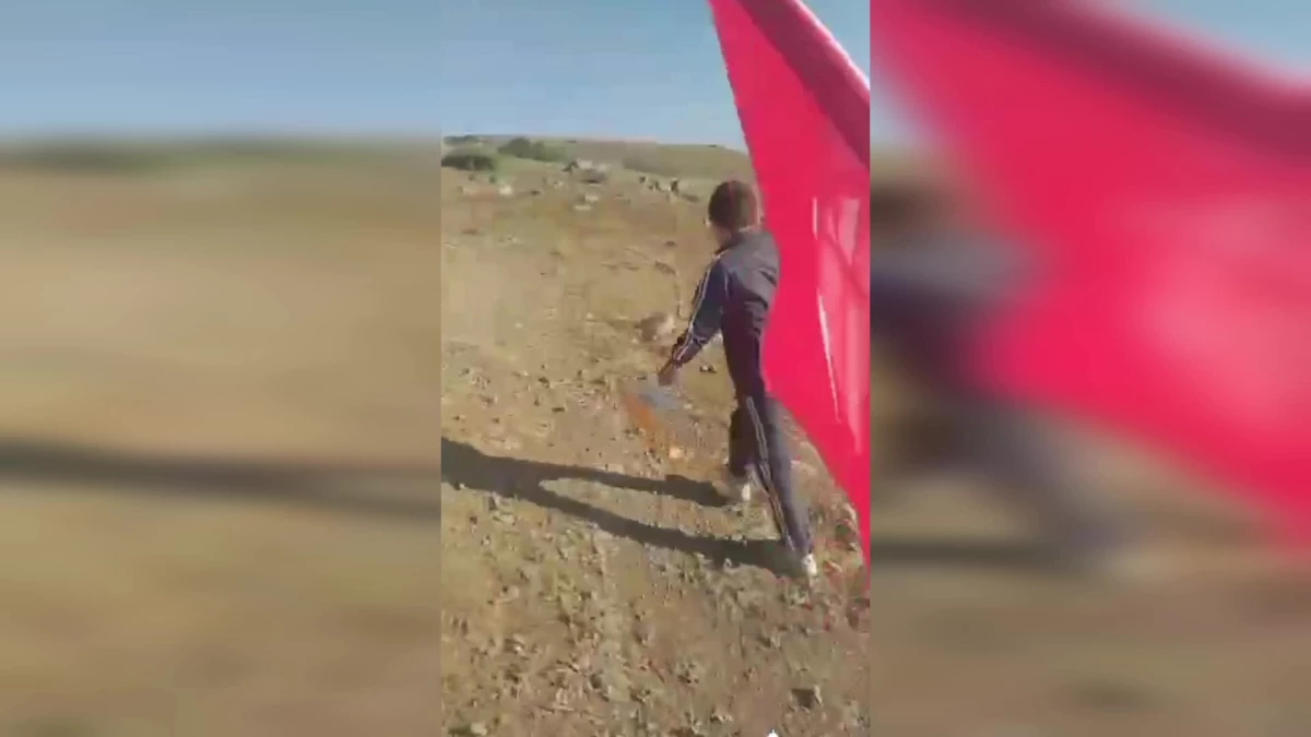 11 yaşındaki çocuk, yıpranan Türk bayrağını değiştirdi